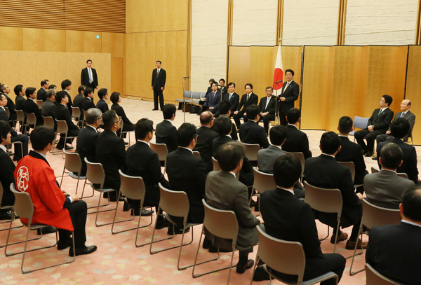 安倍总理在总理大臣官邸出席了2015年度地方创生人才支援制度激励仪式。