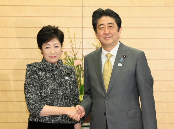 安倍总理在总理大臣官邸会见了东京都知事小池百合子。