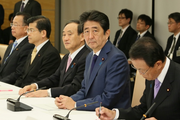 安倍总理在总理大臣官邸出席了有关每月例行经济报告等的相关阁僚会议。