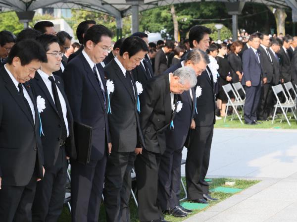 安倍总理出席了在广岛市中区和平纪念公园举行的广岛市原子弹爆炸遇难者悼念暨和平祈愿仪式。