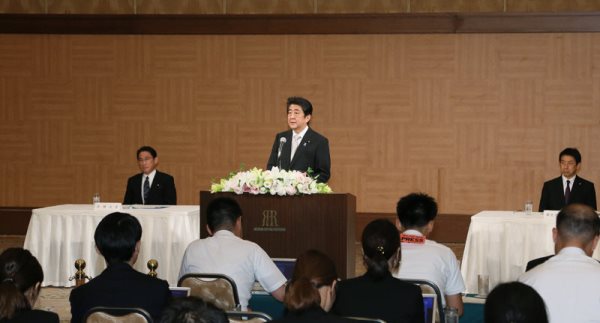 安倍总理出席了在广岛市中区和平纪念公园举行的广岛市原子弹爆炸遇难者悼念暨和平祈愿仪式。