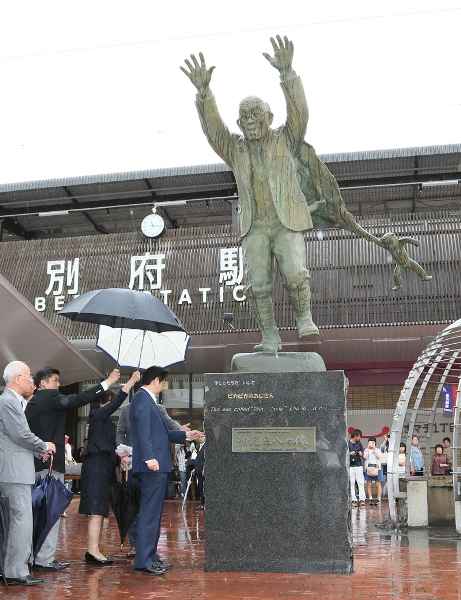 安倍总理为了视察熊本地震的重建・复兴状况，访问了大分县及熊本县。