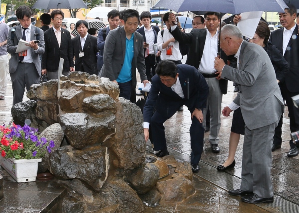 安倍总理为了视察熊本地震的重建・复兴状况，访问了大分县及熊本县。