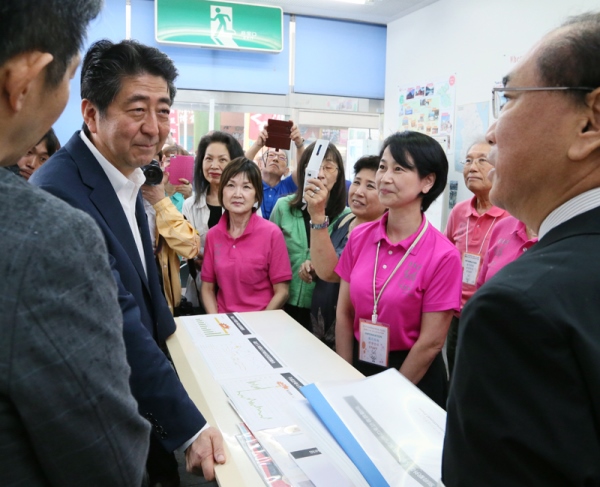 安倍总理为了视察熊本地震的重建・复兴状况，访问了大分县及熊本县。