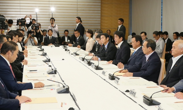 安倍总理在总理大臣官邸召开了第17次复兴推进会议及第42次原子能灾害对策本部会议的联合会议。