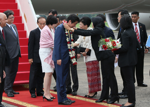 安倍总理访问了印度尼西亚共和国的雅加达。