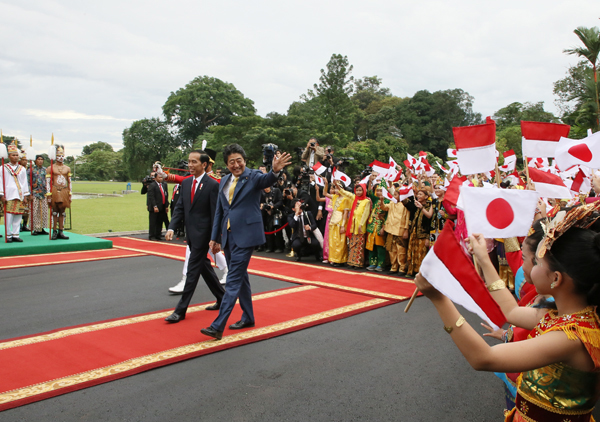 安倍总理访问了印度尼西亚共和国的雅加达。