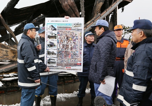 安倍总理为了视察糸鱼川市发生的大规模火灾灾情访问了新泻县。