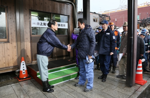 安倍总理为了视察糸鱼川市发生的大规模火灾灾情访问了新泻县。