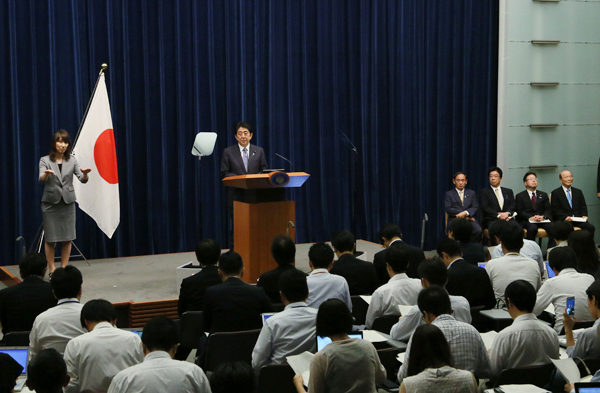 安倍总理在总理大臣官邸举行了记者招待会。