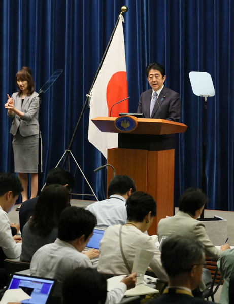 安倍总理在总理大臣官邸举行了记者招待会。