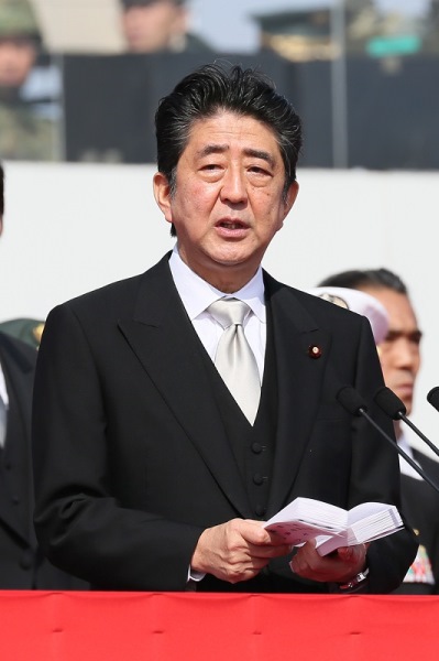 安倍总理出席了在陆上自卫队朝霞训练场举行的2016年度自卫队纪念日检阅仪式。