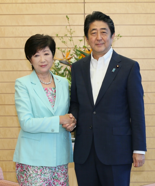 安倍总理在总理大臣官邸会见了东京都知事小池百合子。