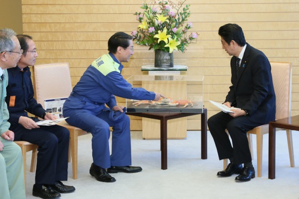 安倍总理在总理大臣官邸接受了鸟取县知事平井伸治等提出的有关鸟取县中部地震的紧急要求。