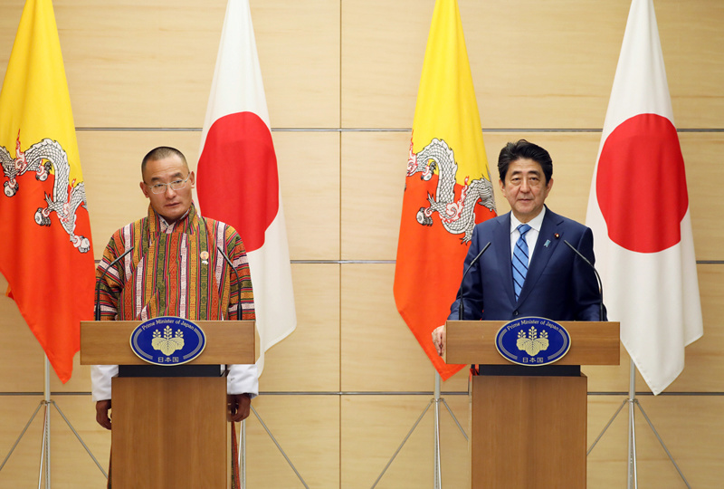 安倍总理在总理大臣官邸与不丹王国首相策林·托杰举行了首脑会谈等。