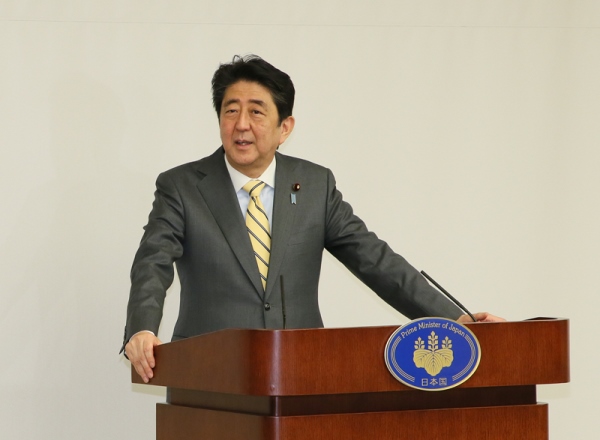 安倍总理在总理大臣官邸接受了应邀访日的美籍日裔领袖代表一行的拜会。