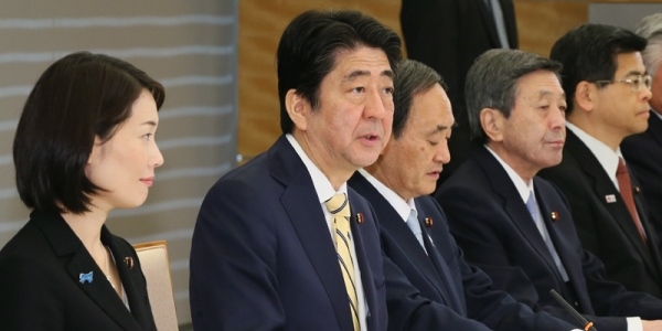 安倍总理在总理大臣官邸召开了第32次地球温暖化对策推进本部会议。