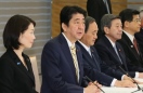 安倍总理在总理大臣官邸召开了第32次地球温暖化对策推进本部会议。