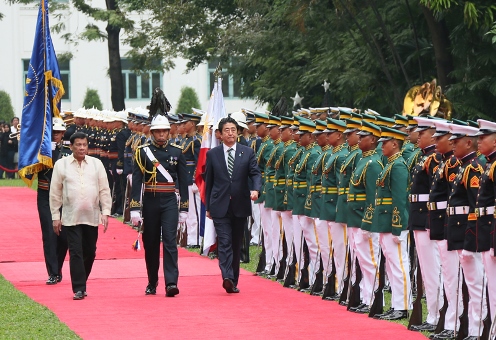 安倍总理在东京国际机场（羽田机场）举行记者会后，访问了菲律宾共和国的马尼拉。