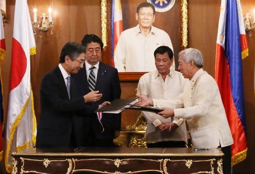 安倍总理在东京国际机场（羽田机场）举行记者会后，访问了菲律宾共和国的马尼拉。