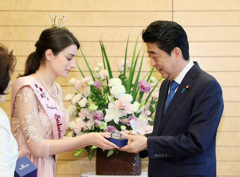 安倍总理在总理大臣官邸接受了德国汉堡市樱花女王以及日本樱花女王等的拜会。