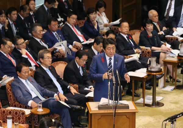 安倍总理出席了参议院预算委员会。