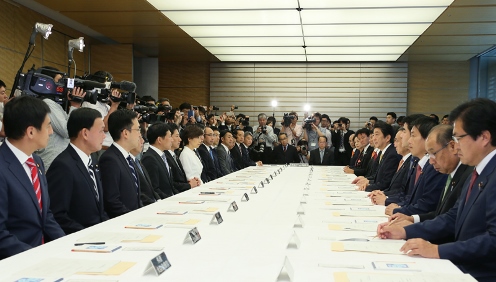 在内阁会议上决定了第97代安倍总理第2届改造内阁的大臣政务官。