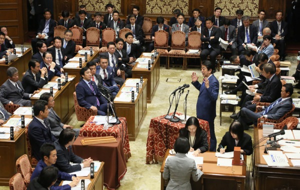 安倍总理出席了众议院预算委员会。