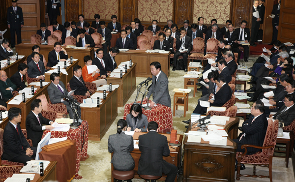 野田总理出席了众议院预算委员会。