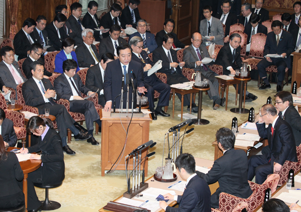 野田总理出席了参议院预算委员会。