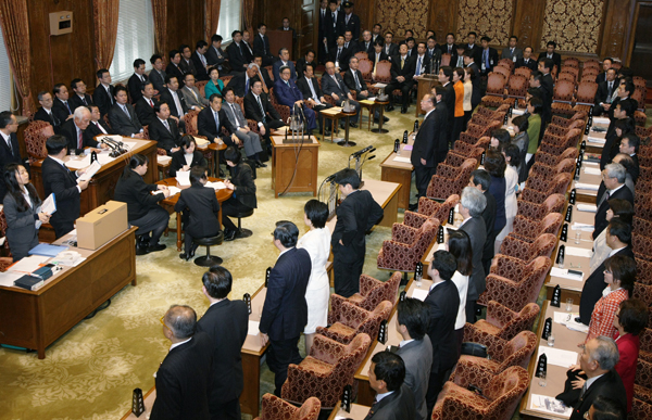 野田总理出席了参议院预算委员会。
