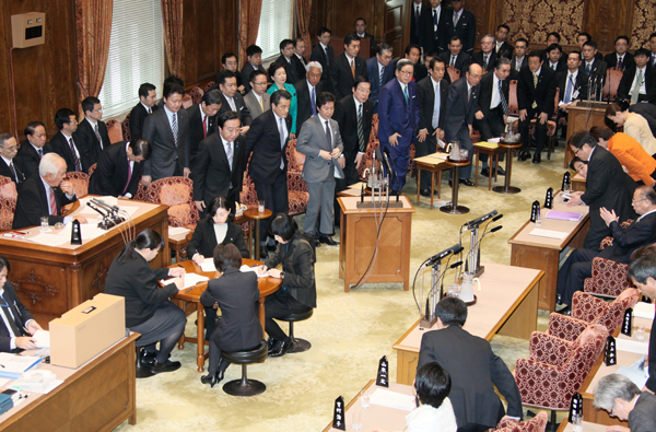 野田总理出席了参议院预算委员会。
