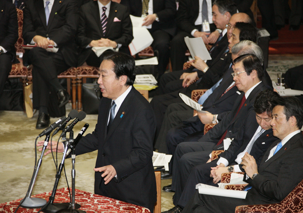 野田总理出席了众议院预算委员会。