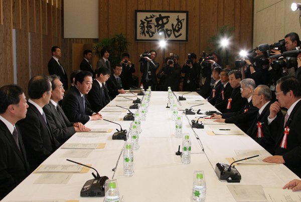 野田总理在总理大臣官邸出席了第二届“野口英世非洲奖”委员会。