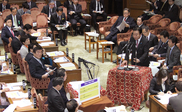 野田总理出席了众议院预算委员会。