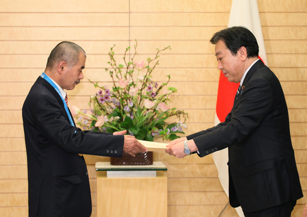 野田总理在总理大臣官邸接见了2011年第八届国际展能节金牌获得者。