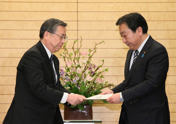 野田总理在总理大臣官邸会见了福岛县知事佐藤雄平。