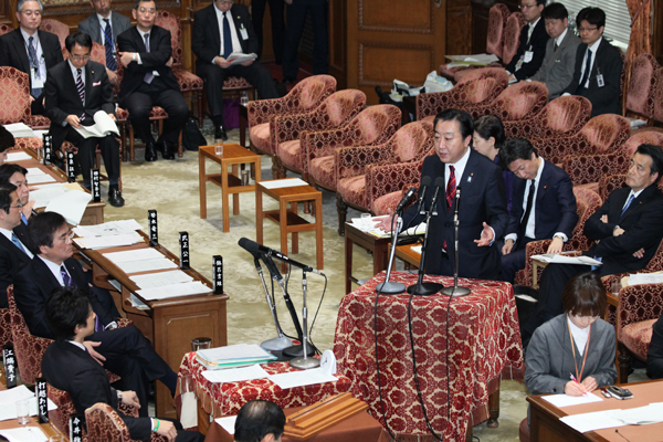 野田总理出席了众议院预算委员会。