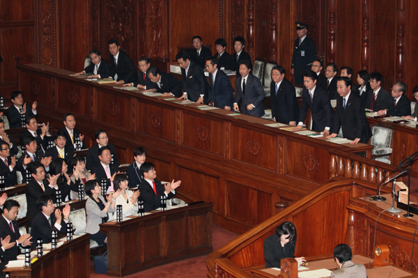 野田总理出席了众议院预算委员会、众议院总务委员会、众议院财务金融委员会及众议院全体会议。