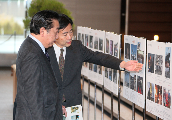 野田总理在总理大臣官邸入口参观了“我的复兴消息”展览。