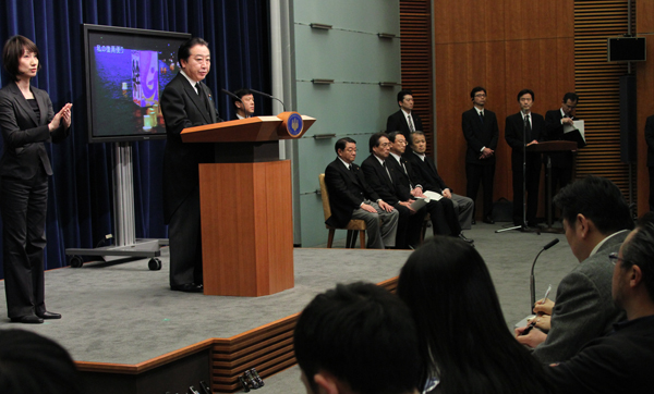 野田总理在总理大臣官邸举行了东日本大地震发生以来历经一周年记者招待会。