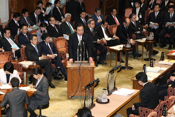 野田总理出席了参议院预算委员会。