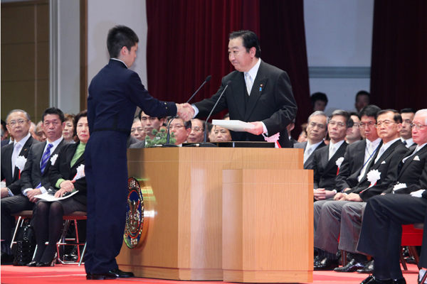 野田总理出席了位于神奈川县横须贺市的防卫大学校的毕业典礼。