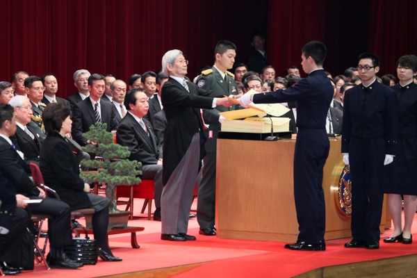 野田总理出席了位于神奈川县横须贺市的防卫大学校的毕业典礼。