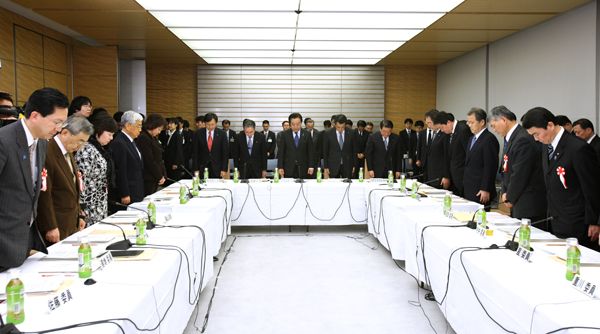 野田总理在总理大臣官邸出席了复兴推进委员会的首次会议。