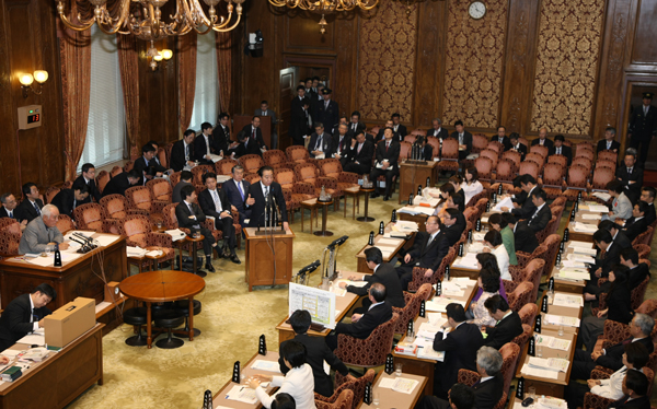 野田总理出席了参议院预算委员会。