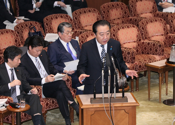 野田总理出席了参议院预算委员会。