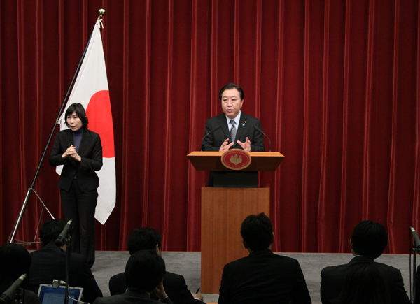 野田总理在总理大臣官邸就内阁会议决定了为了实行税制的根本改革的法律草案等，举行了记者招待会。