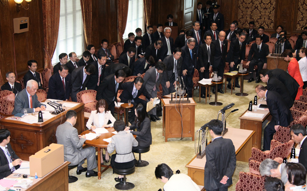 野田总理出席了众议院预算委员会、众议院全体会议、参议院预算委员会以及参议院全体会议。