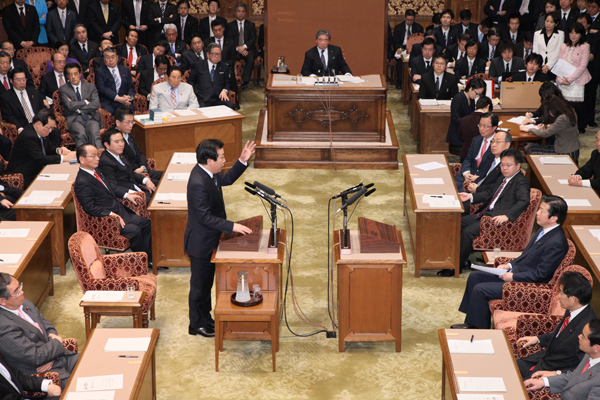 野田总理在国家基本政策委员会两院联合审查会上与自由民主党谷垣祯一总裁、公明党山口那津男代表以及众人之党渡边喜美代表举行了党首讨论。